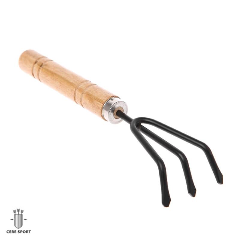 Zahradní nářadí s dřevěnou rukojetí