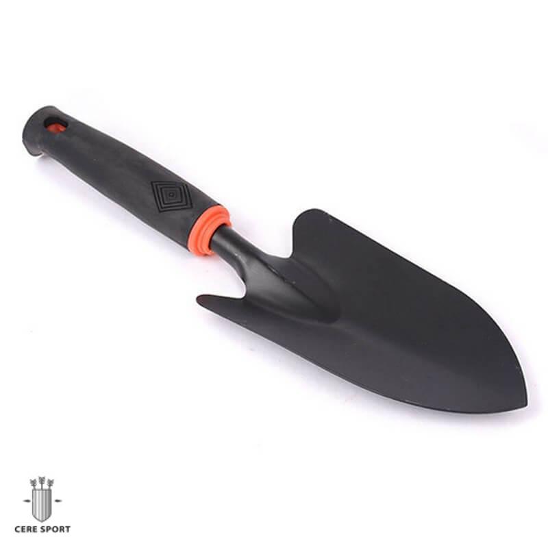 Zahradní nářadí s plastovou rukojetí