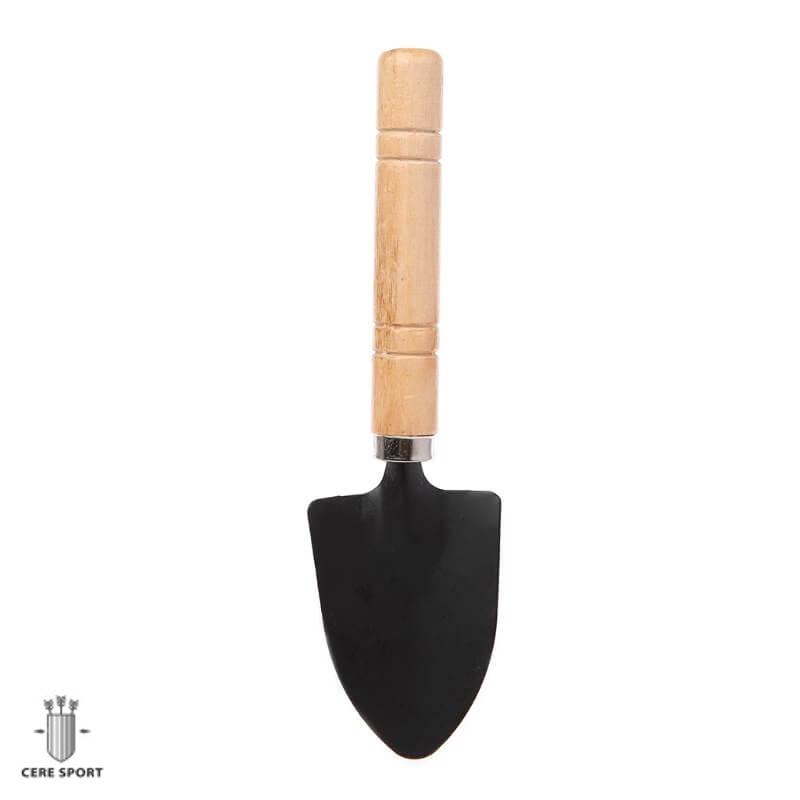 Zahradní nářadí s dřevěnou rukojetí