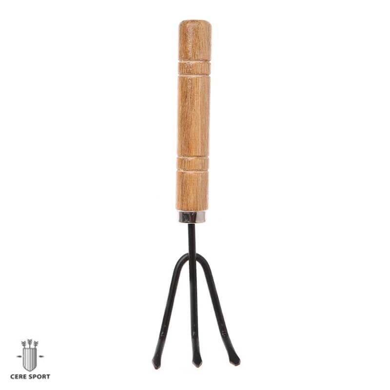 Zahradní nářadí s dřevěnou rukojetí